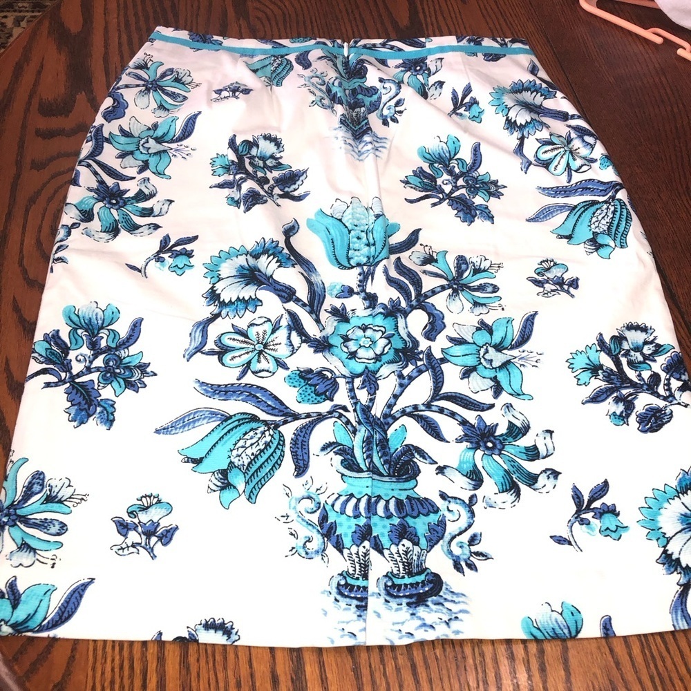 TALBOTS SIZE 6 LIKE NEW WHITE SKIRT WITH BLUE AND TEAL TRIM. FULLY LINED. EUC - Picture 3 of 5